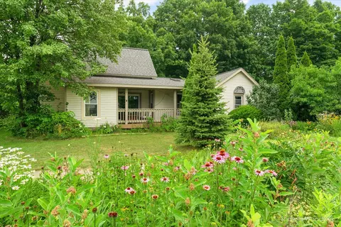 906 E Main St, Lowell, MI 49331