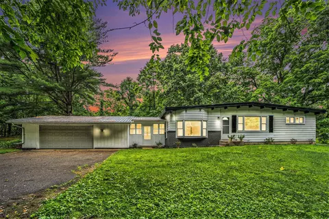 7350 N 46th St, Augusta, MI 49012