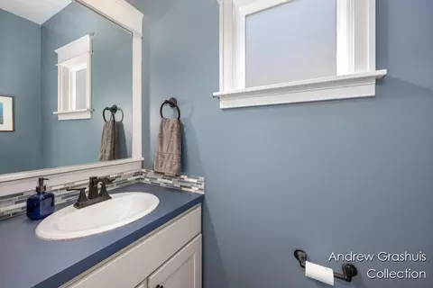 Bath - 10 Fox Point Ct, Ada, MI 49301 photo 3 of 5