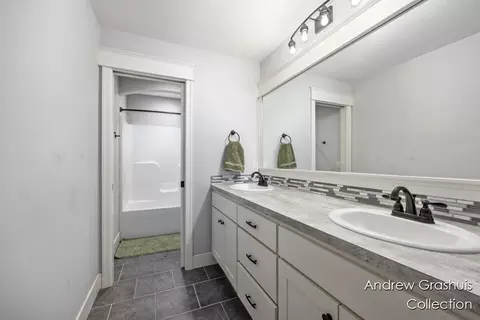 Bath - 10 Fox Point Ct, Ada, MI 49301 photo 4 of 5