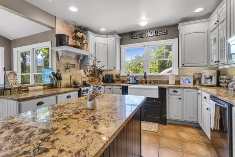 Kitchen - 4500 S Jackson Rd, Jackson, MI 49201 photo 8 of 10