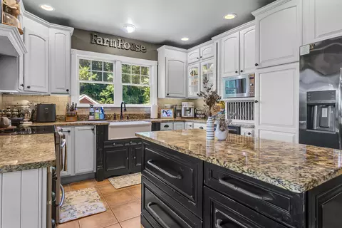 Kitchen - 4500 S Jackson Rd, Jackson, MI 49201 photo 7 of 10