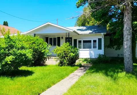 4914 Main St, Onekama, MI 49675