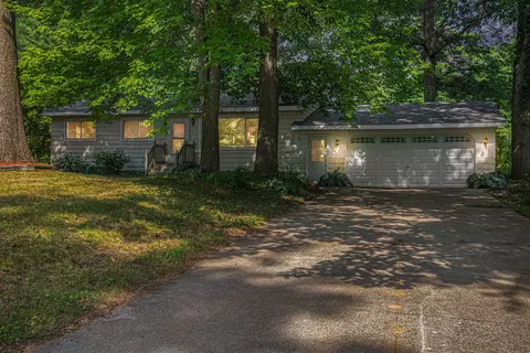 19160 Glendale Cir, Spring Lake, MI 49456