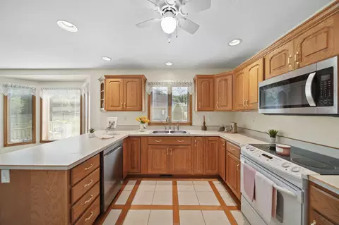 Kitchen - 1771 N Sutton Rd, Jackson, MI 49202 photo 2 of 2