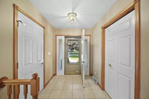 Entry Way - 1771 N Sutton Rd, Jackson, MI 49202 photo 2 of 3