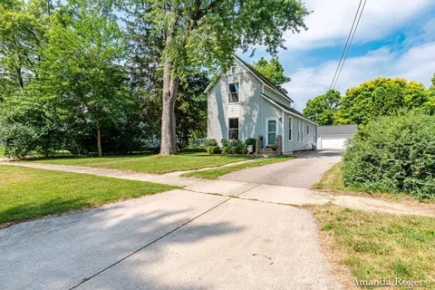 152 S Pleasant Ave SE, Lowell, MI 49331