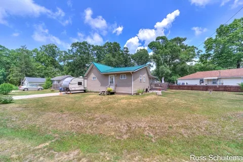 5470 Circle Dr, Muskegon, MI 49442