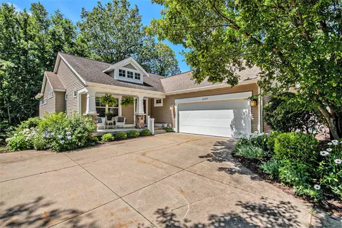 2241 W Greenstone Dr, Grand Rapids, MI 49546