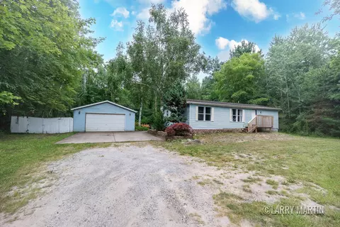 17424 Hickory St, Spring Lake, MI 49456