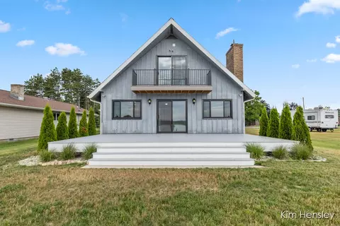 8686 Tecumseh Trl, Howard City, MI 49329
