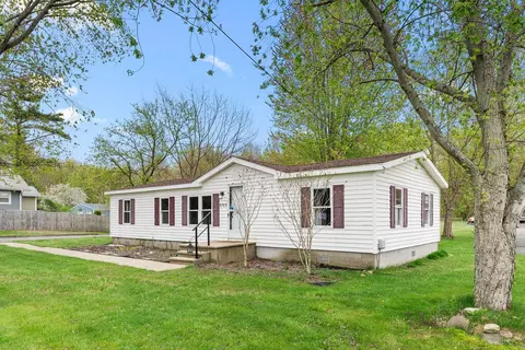 8760 W East Rd, Three Oaks, MI 49128