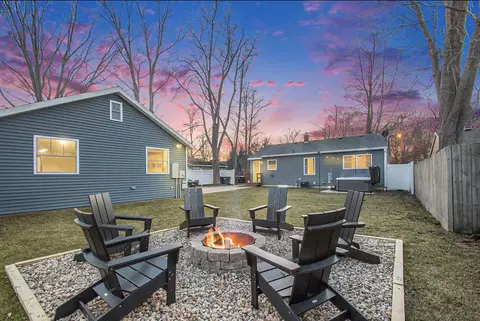 1105 Hazel St, South Haven, MI 49090