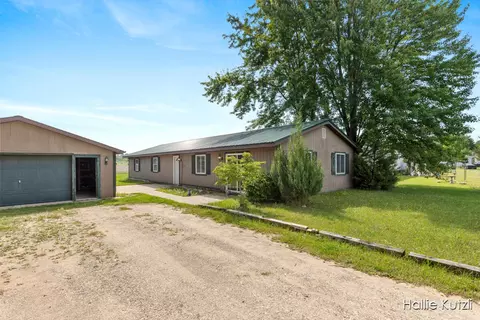 3230 Johnson Ave, Newaygo, MI 49337