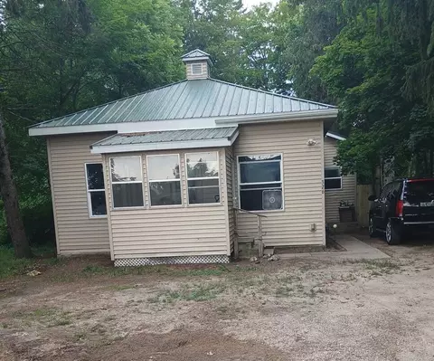 326 Cedar St, Howard City, MI 49329