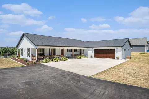 625 Orchard St, Lawton, MI 49065