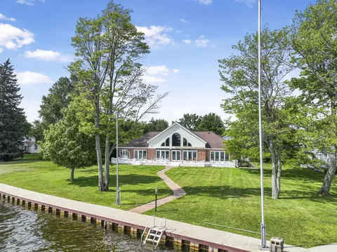 707 Lake Shore Dr, Cadillac, MI 49601