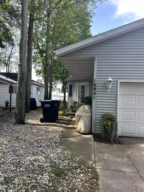 10941 Gun Lake Rd, Middleville, MI 49333
