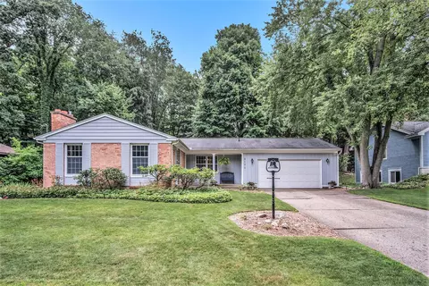 3170 Paris Park Dr SE, Kentwood, MI 49512