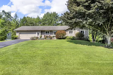 1952 Trinity Ln, Jackson, MI 49201