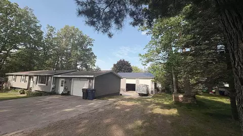 806 N Oaklawn St, Harrison, MI 48625
