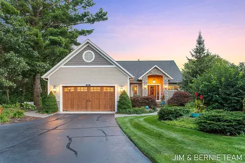 6332 Old Allegan Rd, Saugatuck, MI 49453