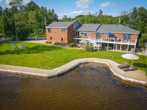 815 E Lake Mitchell Dr, Cadillac, MI 49601