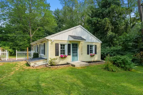 8662 N 42nd St, Augusta, MI 49012