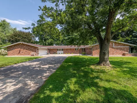 5026 Robinwood Dr, Monroe, MI 48161