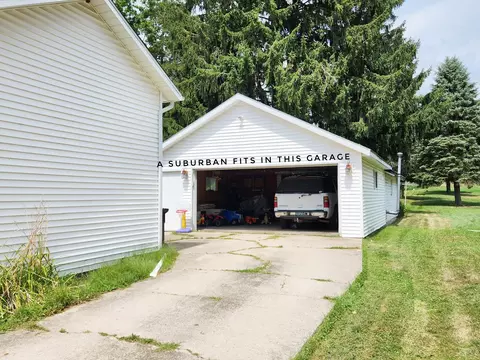 327 E Cherry St, Fremont, MI 49412 photo 2