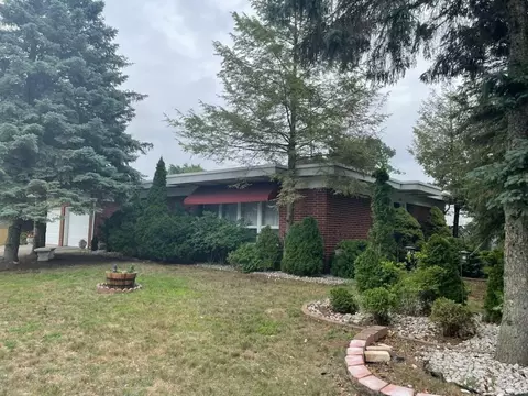 3246 Royal Oak Rd, Roosevelt Park, MI 49441