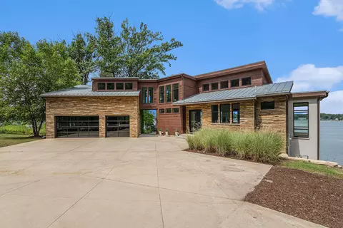 68448 Beechwood Dr, Dowagiac, MI 49047