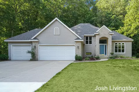 3549 Golden Ridge Dr NE, Rockford, MI 49341