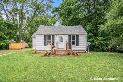 17 E Oak St, Fremont, MI 49412