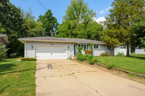 429 Crooked Lake Dr W, Kalamazoo, MI 49009