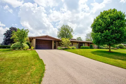 860 Allen Dr, Holland, MI 49423