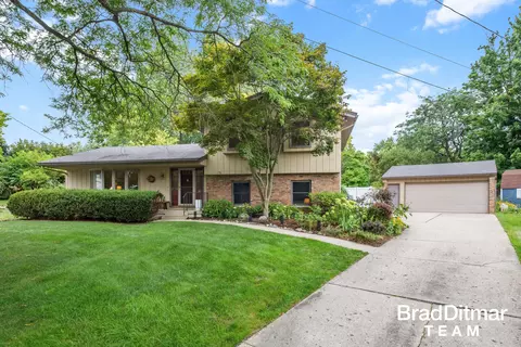 3041 Meadow Way St SE, Grand Rapids, MI 49546