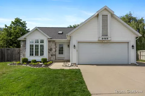 6469 Edgeknoll Ct SE, Kentwood, MI 49508