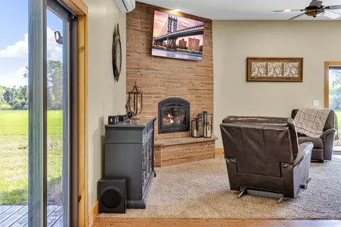 Living - 6314 Wheaton Rd, Jackson, MI 49201 photo 2 of 4