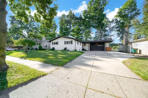 2811 Woodview Dr, Lansing, MI 48911
