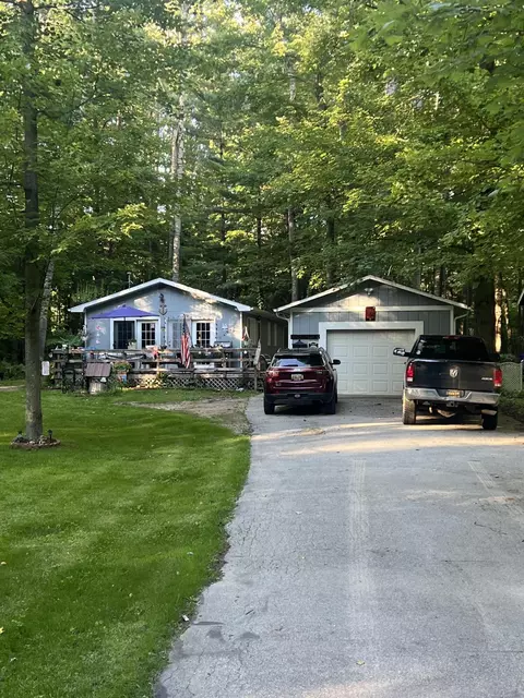 8334 Pine Tree Trl, Stanwood, MI 49346