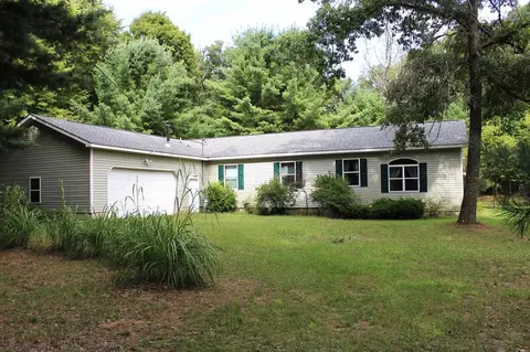 5892 S Carrigan Dr, Newaygo, MI 49337