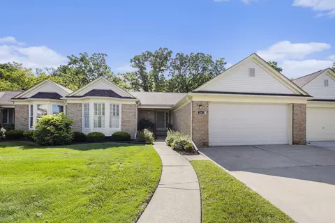 37850 Maple Cir E, Clinton Twp, MI 48036