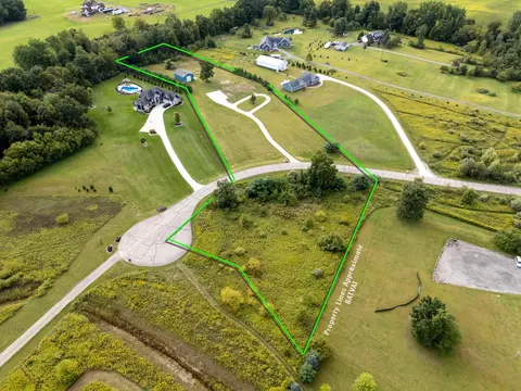 2125 Hickory Acres Dr, Howell, MI 48855