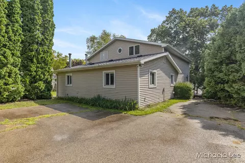 816 Arhana Crest Dr, Middleville, MI 49333