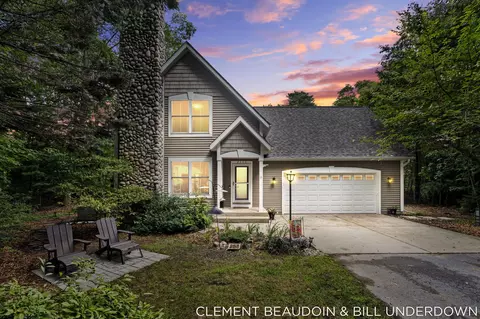 2339 Forest Trail Cir, Fennville, MI 49408