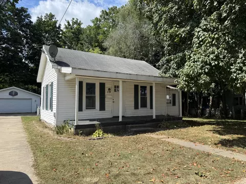 15 Arnold St, Quincy, MI 49082