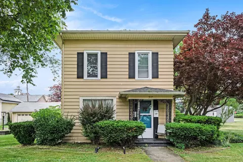 317 E Chart St, Plainwell, MI 49080