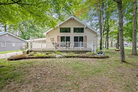 10905 1st St, Canadian Lakes, MI 49346