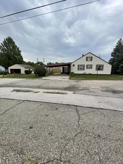 6378 Airline Rd, Fruitport, MI 49415